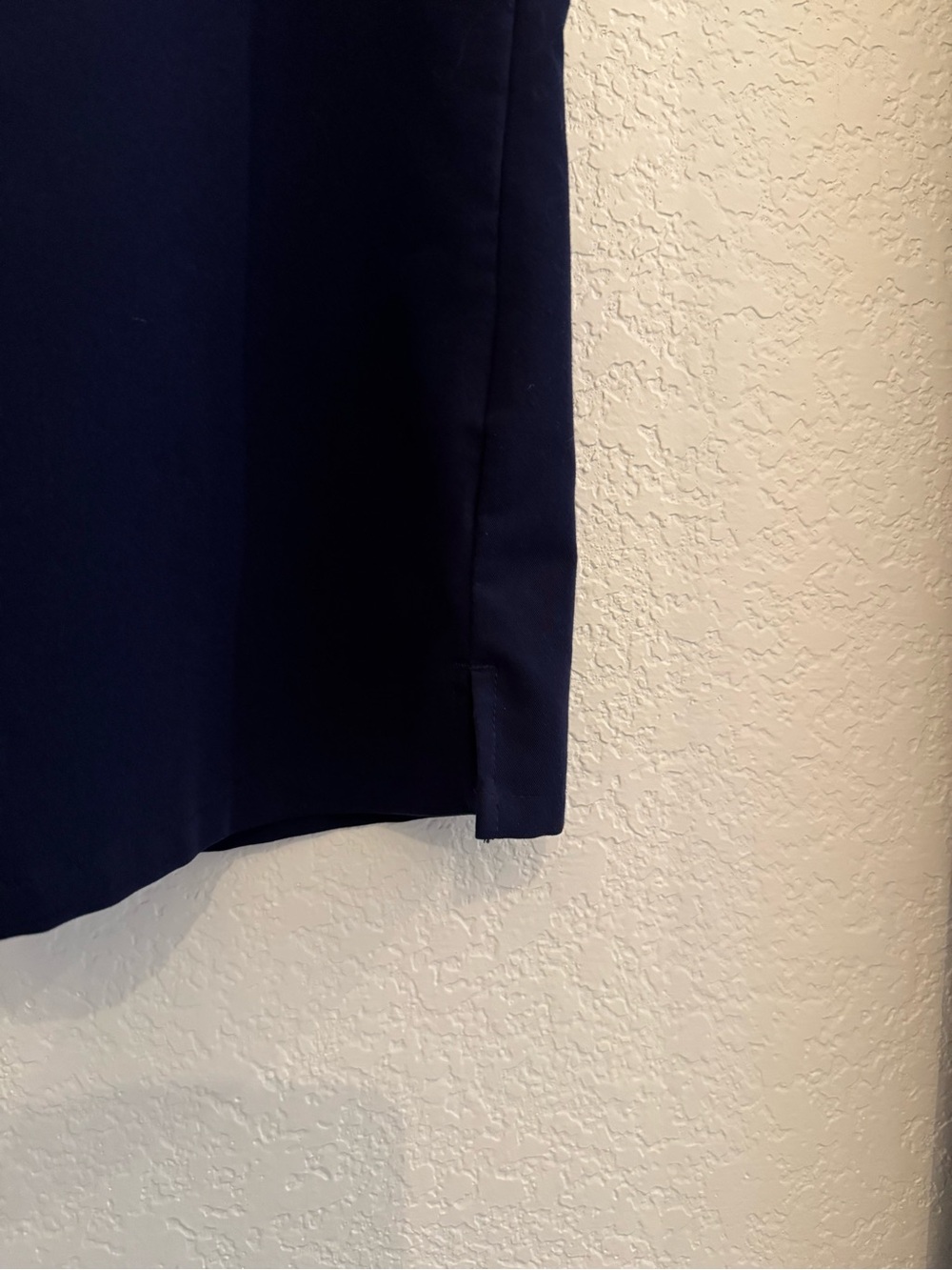FIGS Women’s Catarina One Pocket Scrub Top Navy - Picture 4 of 4